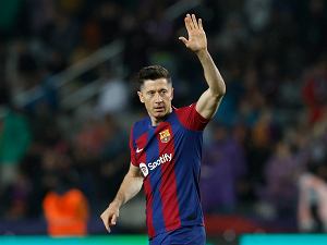 Barcelona podjęła ważne decyzje w sprawie przyszłego rywala dla Lewandowskiego. „Genialne posunięcie transferowe”