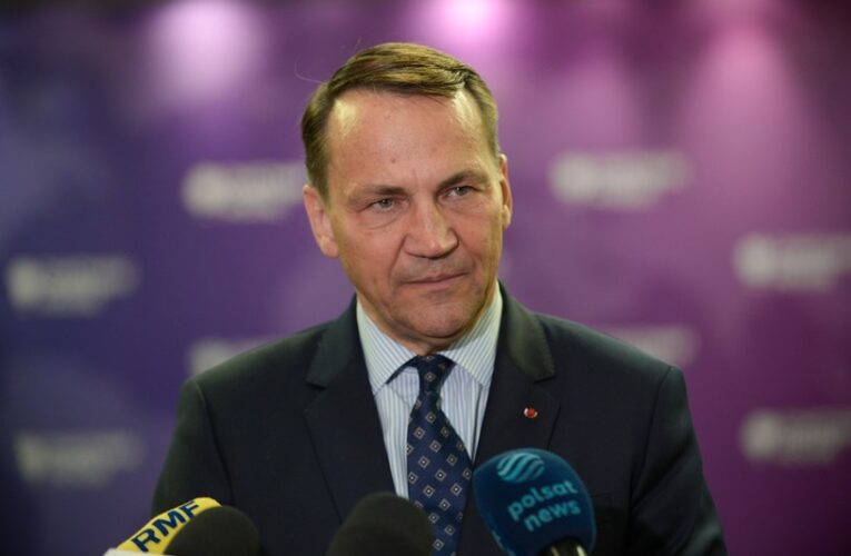 Sikorski odpowiada na propozycję milliona złotych za opuszczenie ambasady