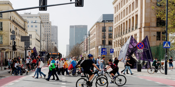 Polacy coraz chętniej wybierają rowery jako środek transportu w miastach, zamiast samochodów