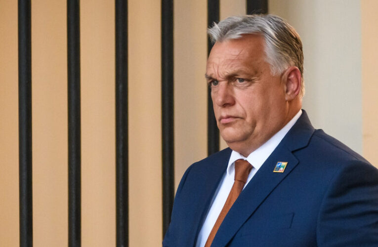 Premier Orbán zmuszony do wyjaśnienia swoich słów na temat Węgrów walczących na Ukrainie – doszło do kontrowersji.