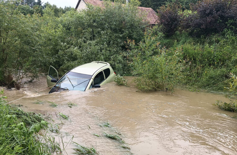 Kierowca zginął w rzecznej tragedii na Podkarpaciu.