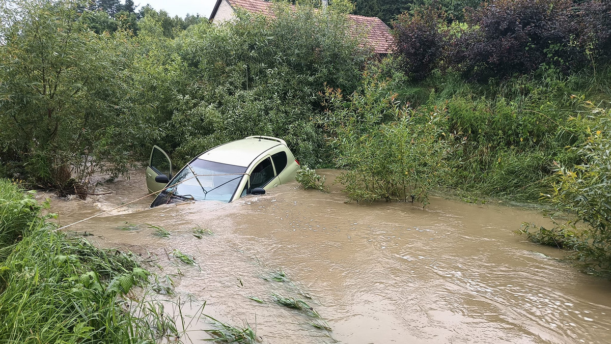 Kierowca zginął w rzecznej tragedii na Podkarpaciu.