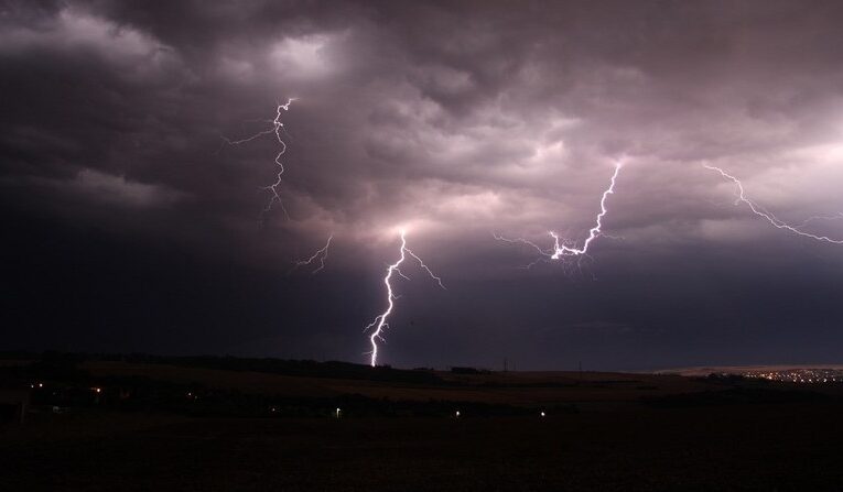 Burze z gradem i ulewne opady deszczu. Burzliwa noc nad terytorium Polski.