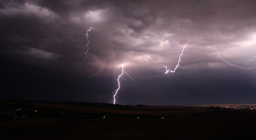 Burze z gradem i ulewne opady deszczu. Burzliwa noc nad terytorium Polski.