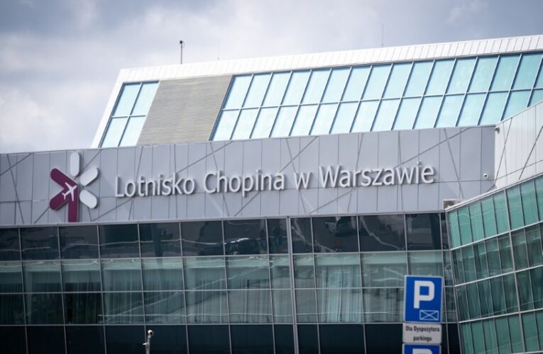 Nieplanowane lądowanie na warszawskim lotnisku Chopina. Plotki sugerują, że pilot stracił przytomność.