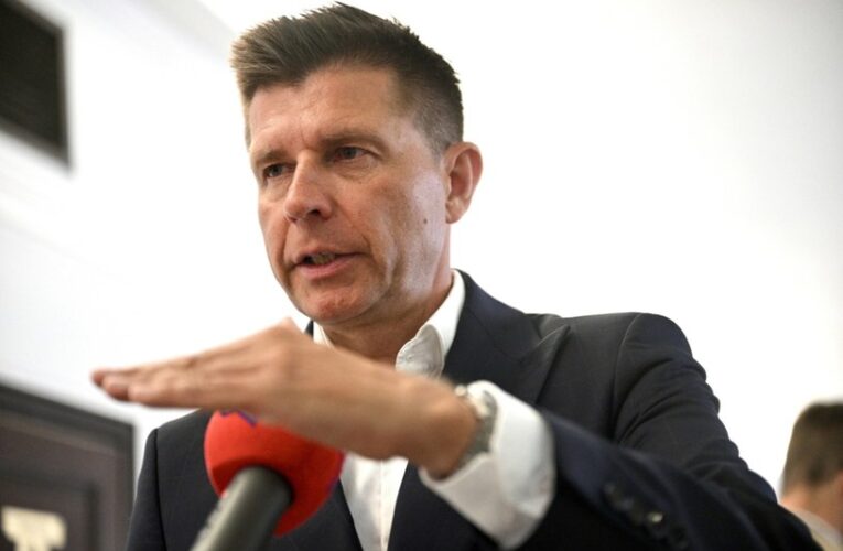 Czy seniorzy powinni otrzymać dodatkowe 2 tys. zł? Propozycja Ryszarda Petru budzi kontrowersje wśród polityków