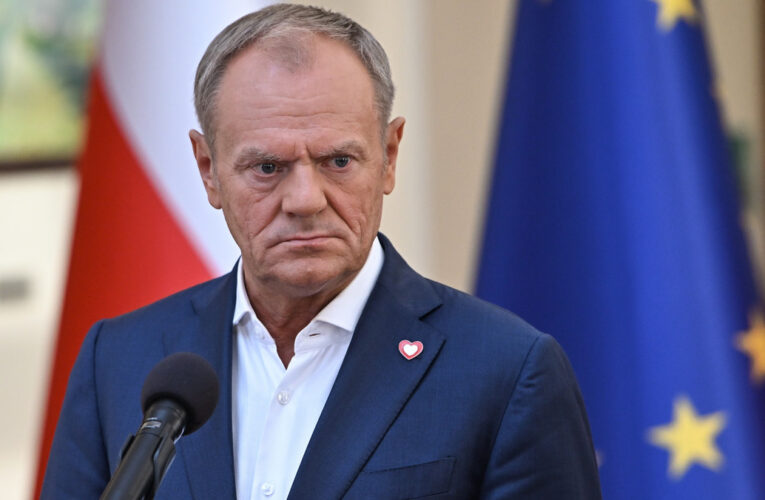 Donald Tusk skarży się na ból głowy po wakacjach, a PiS przyśpiesza – wyniki najnowszego sondażu