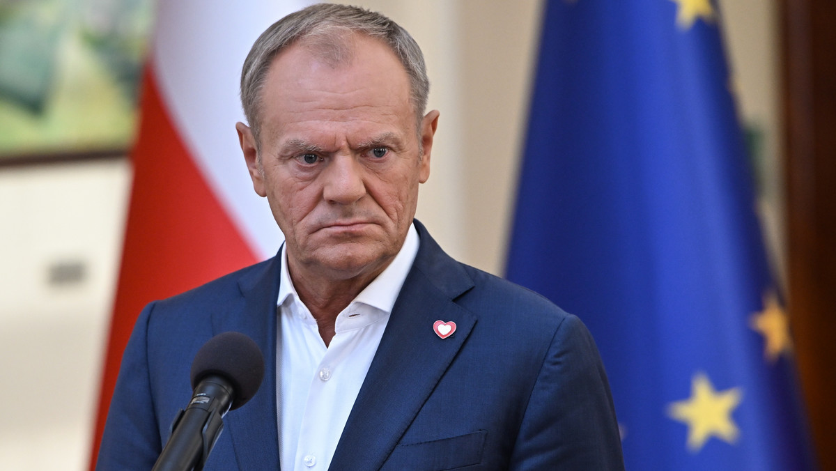 Donald Tusk skarży się na ból głowy po wakacjach, a PiS przyśpiesza - wyniki najnowszego sondażu