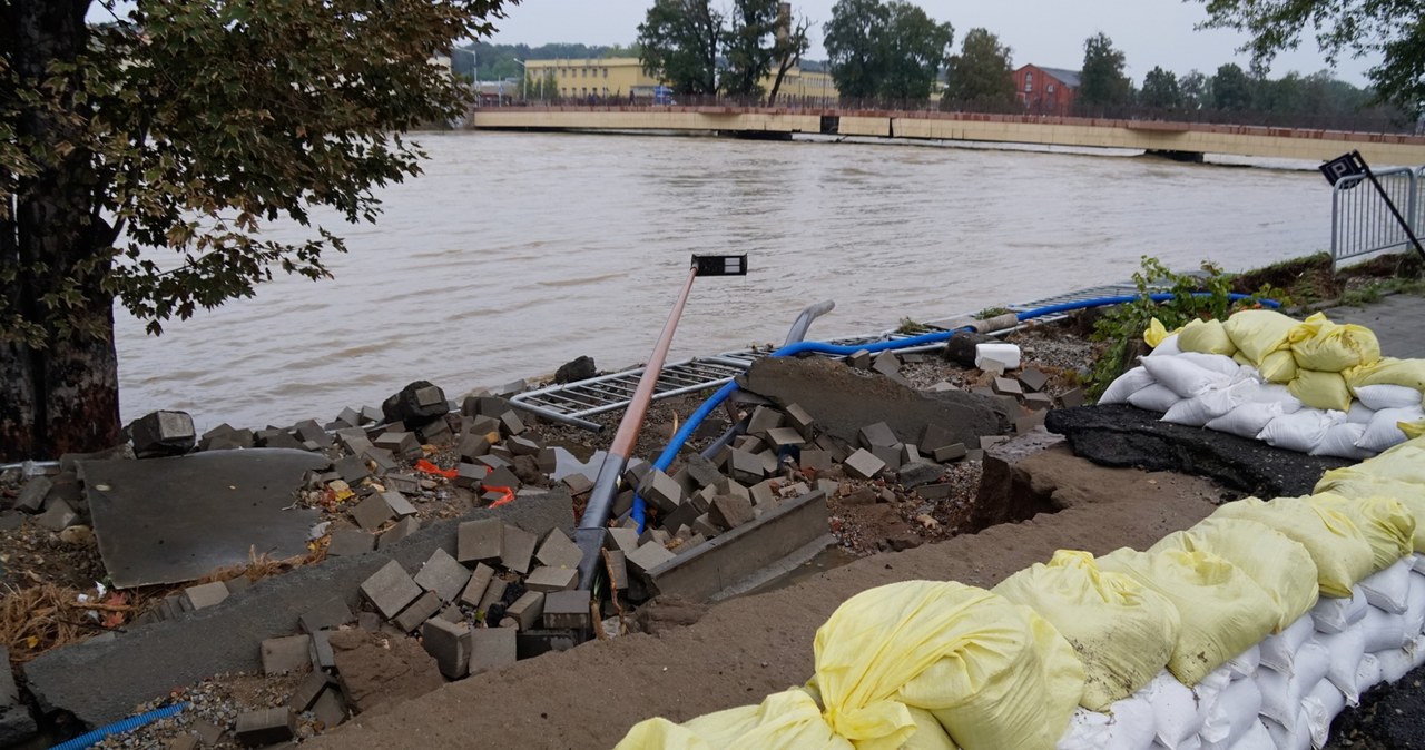 Mieszkańcy solidarnie wzmocnili wały, a następne miasta przygotowują się na falę kulminacyjną.