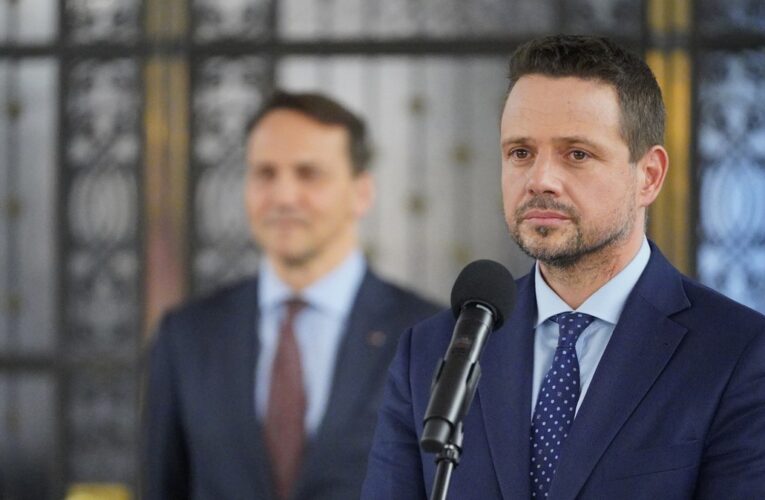 Trzaskowski zdecydowanie wyprzedza konkurentów. W cieniu pozostaje jego partyjny kolega.