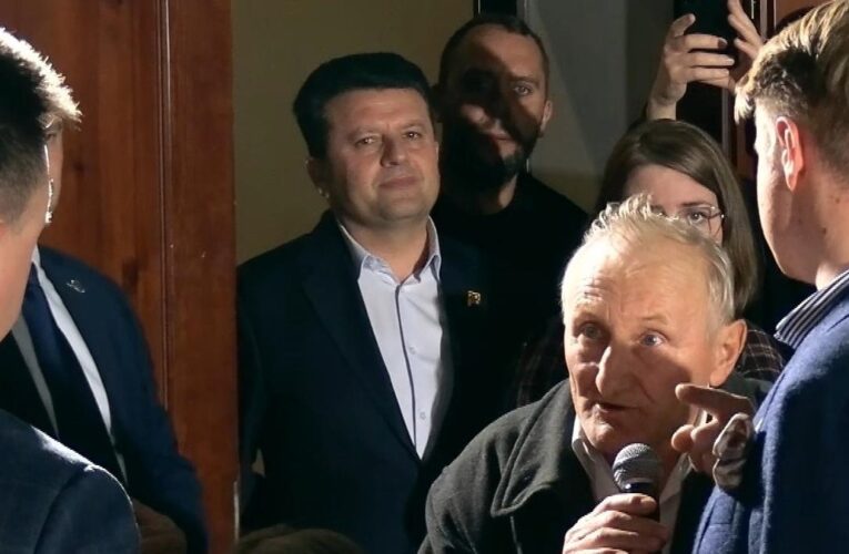 Senior pokazał Hołowni swoje rachunki za prąd. „Moja sytuacja finansowa jest tragiczna”