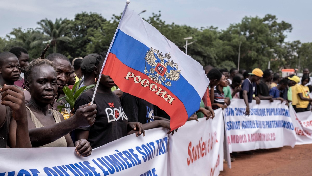 Początkowo atrakcyjna propozycja zatrudnienia przerodziła się w śmiertelne zagrożenia. Odsłaniamy metody, jakimi Putin rozpowszechnia rosyjską propagandę w Afryce.