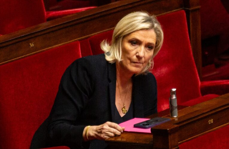 Zagrażający stawka gest Marine Le Pen: Jedna decyzja może przekreślić jej wszystkie szanse, w tym na prezydenturę.