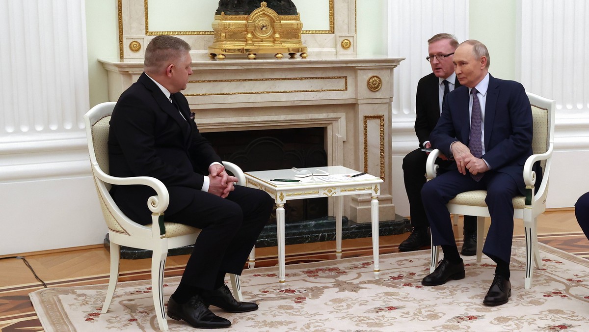 Robert Fico odwiedza Putina, wywołując oburzenie sojuszników i protesty na Słowacji. "Czemu ten lider tak mocno polega na Moskwie?"