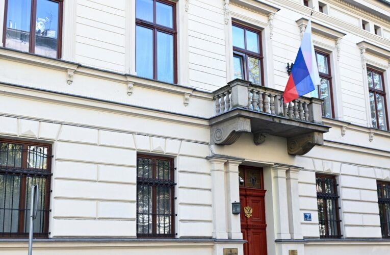 Rosjanie pozostają w sercu Krakowa. Mówią o „przedstawicielach brutalnego reżimu”
