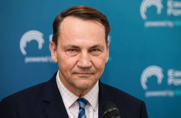 Pulsujący dzień w sferze politycznej. Kluczowe przemówienie ministra Sikorskiego.