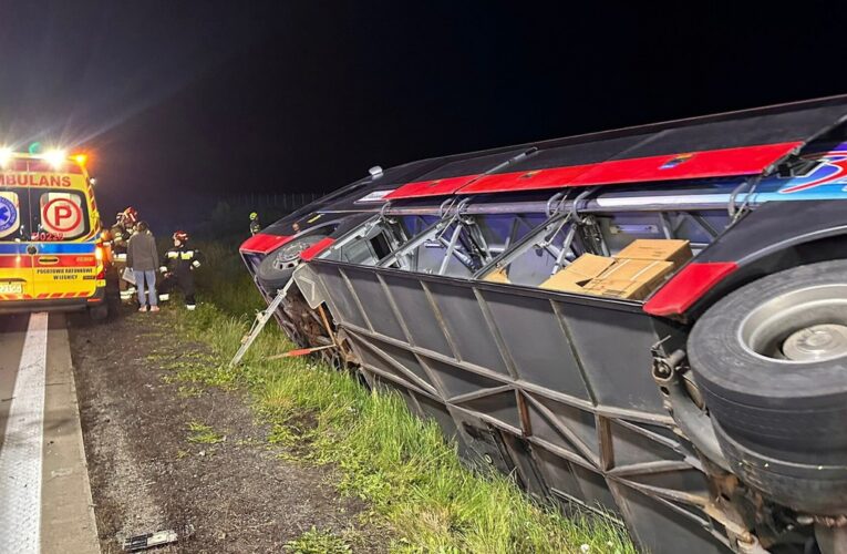 Autokar z ponad 30 pasażerami miał wypadek na A4. Wielogodzinna akcja ratunkowa służb