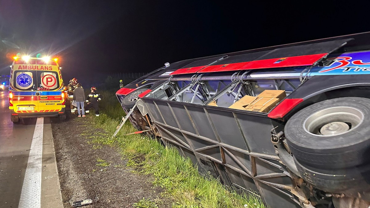 Autokar z ponad 30 pasażerami miał wypadek na A4. Wielogodzinna akcja ratunkowa służb