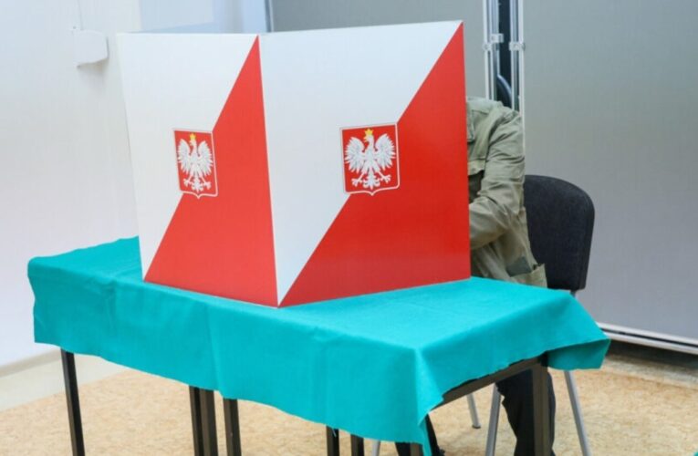 Starszy mężczyzna zasłabł w lokalu wyborczym. Zmarł podczas transportu do szpitala