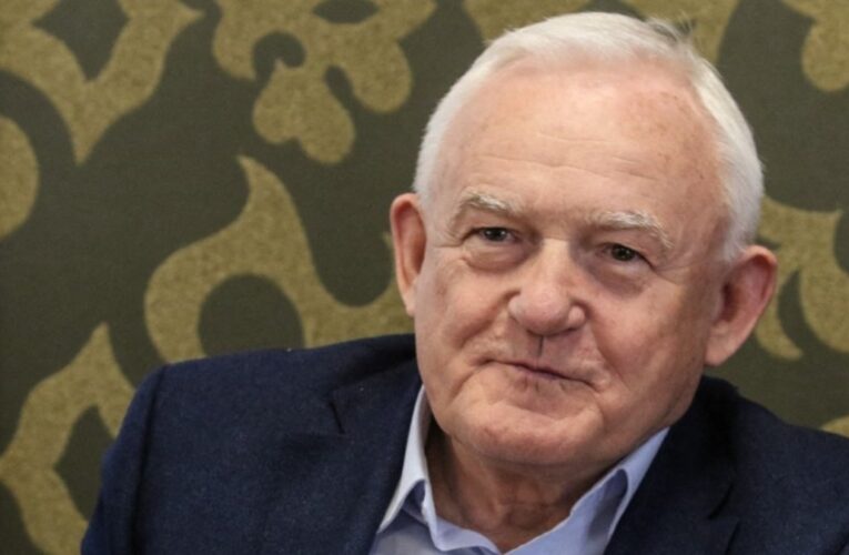 Ostre słowa byłego premiera. „Trzaskowski podjął tę decyzję”