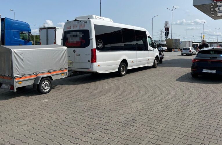 Nietrzeźwy kierowca busa woził 14 pasażerów. Potem próbował wręczyć łapówkę policjantom