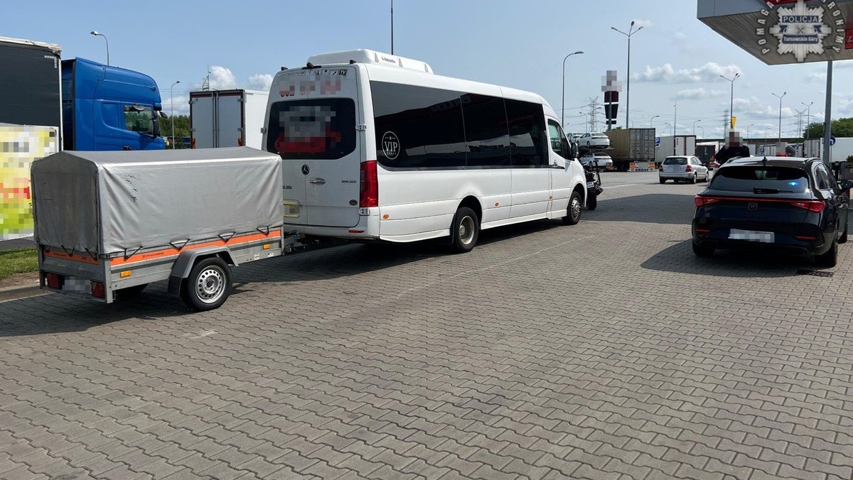 Nietrzeźwy kierowca busa woził 14 pasażerów. Potem próbował wręczyć łapówkę policjantom