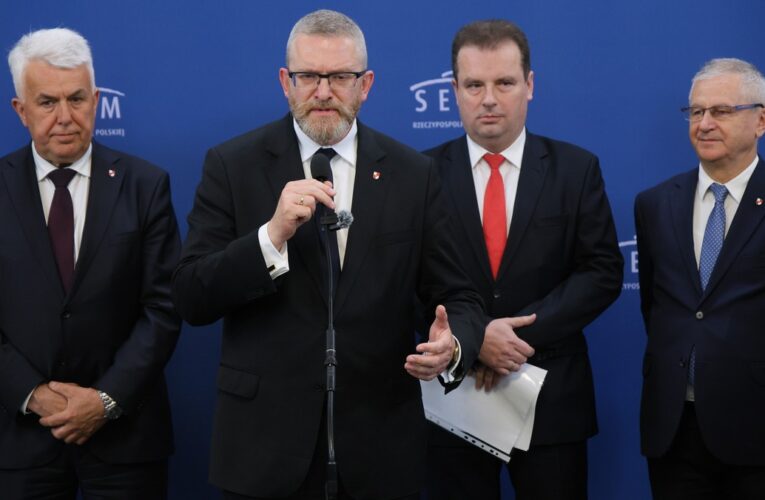 Grzegorz Braun walczy o elektorat Konfederacji. Kulisy rywalizacji o poparcie prawicy