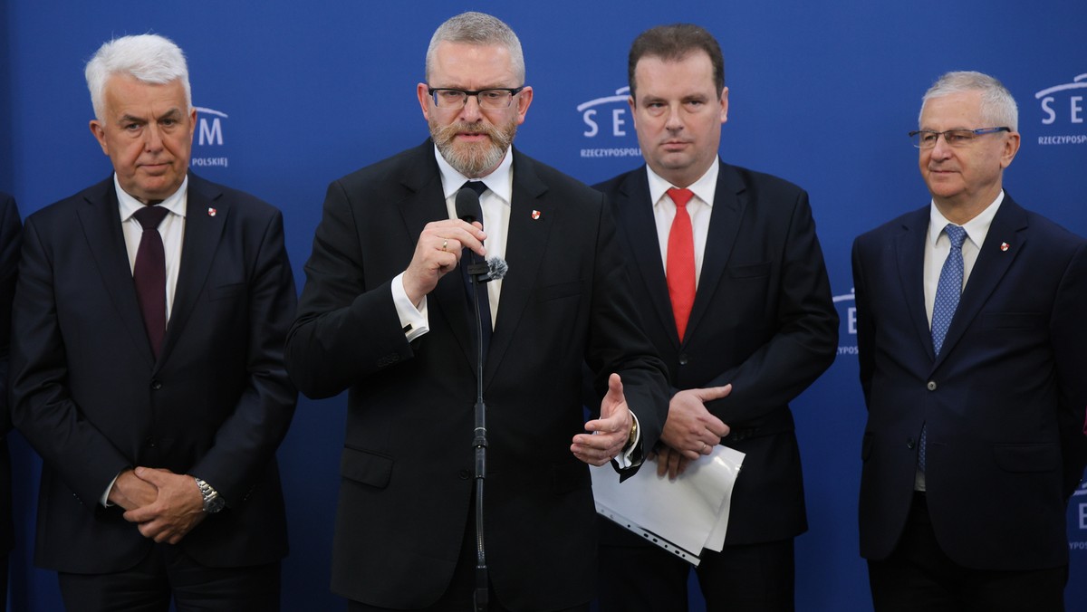 Grzegorz Braun walczy o elektorat Konfederacji. Kulisy rywalizacji o poparcie prawicy