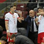 Oto kilka propozycji zmienionych tytułów, zachowujących sens, ale oferujących unikalność: 1. Wymowna reakcja piłkarzy kadry na rozstanie z Probierzem 2. Jak zawodnicy reprezentacji skomentowali odejście Probierza? Wymowne odpowiedzi 3. Odejście Probierza z kadry. Tak zareagowali piłkarze — wymowne gesty 4. Zawodnicy reprezentacji o odejściu Probierza. Słowa pełne znaczenia 5. Probierz żegna się z kadrą. Zobacz, jak odpowiadają piłkarze W razie potrzeby mogę przygotować kolejne propozycje!