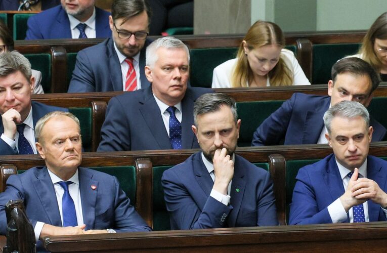 Rząd Donalda Tuska w tarapatach. Polacy sceptyczni wobec rekonstrukcji gabinetu [SONDAŻ]