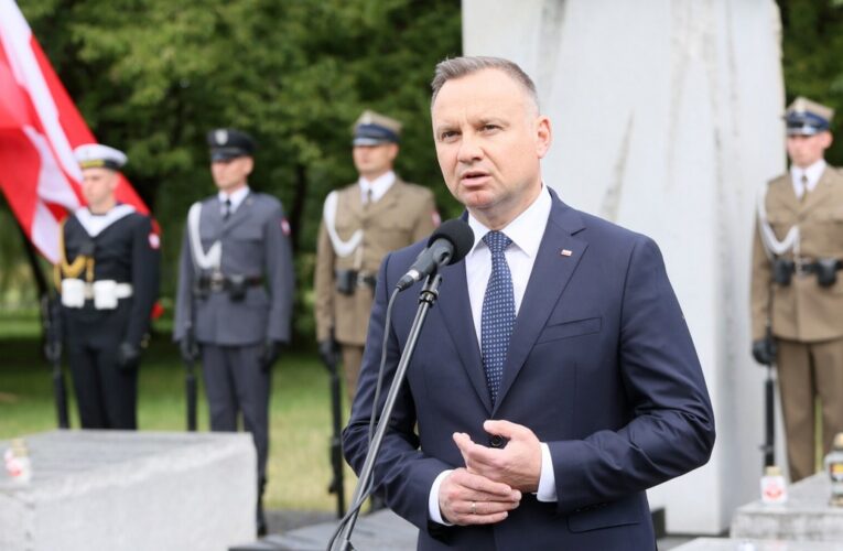 Prezydent Andrzej Duda oddaje cześć ofiarom rzezi wołyńskiej: "Budujmy przyszłość w oparciu o prawdę"
