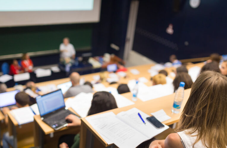 Nie tylko informatyka i psychologia – niezwykły kierunek studiów bije rekordy popularności