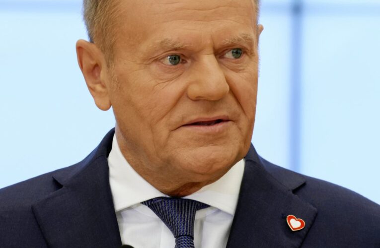 Oto przeredagowana propozycja tytułu:

„Der Spiegel”: Donald Tusk doznał porażki. „Pozbawiony sił i rozczarowany”