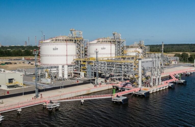 Oryginał:  
Producenci tworzyw sztucznych mają problemy ze zwiększeniem sprzedaży

Propozycje przeredagowanych tytułów:

1. Producenci tworzyw sztucznych borykają się z trudnościami w podnoszeniu poziomu sprzedaży  
2. Branża tworzyw sztucznych napotyka przeszkody w zwiększaniu sprzedaży  
3. Problemy ze wzrostem sprzedaży wśród producentów tworzyw sztucznych  
4. Wyzwania stojące przed producentami tworzyw sztucznych w zakresie wzrostu sprzedaży  
5. Sektor tworzyw sztucznych zmaga się z ograniczeniami sprzedażowymi