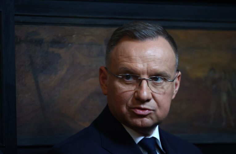 Oto kilka propozycji unikalnych tytułów, zachowujących sens oryginału:

1. Ukraina na pierwszym planie. Czy znajdziemy jasne strony prezydentury Andrzeja Dudy?
2. Prezydentura Andrzeja Dudy pod lupą: Ukraina priorytetem, a co poza tym?
3. Ukraina dominuje w polityce Dudy – czy są inne powody do optymizmu?
4. Co dobrego poza wsparciem Ukrainy? Bilans prezydentury Andrzeja Dudy
5. O Ukrainie głośno, o reszcie ciszej. Pozytywne aspekty prezydentury Andrzeja Dudy