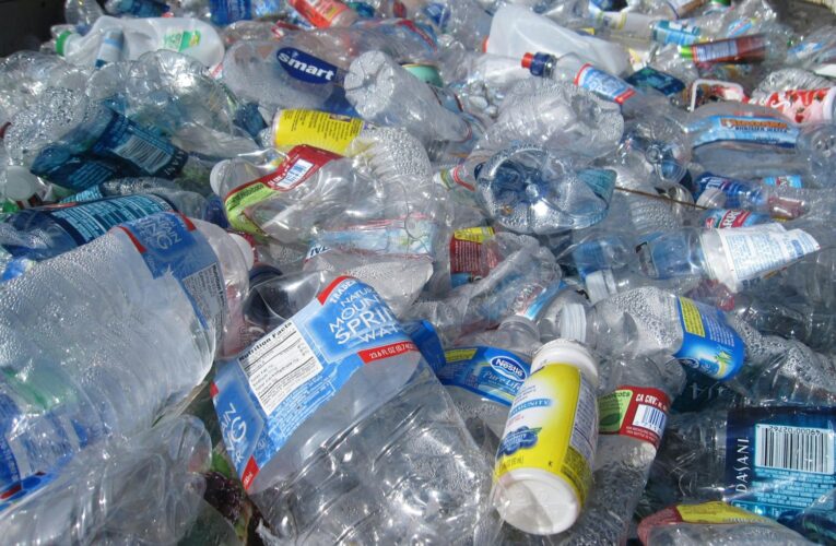 Oto propozycja przeredagowanego tytułu:

Trwają rozmowy nad globalnym paktem przeciw plastikowi. „Lobbing przybiera na sile”