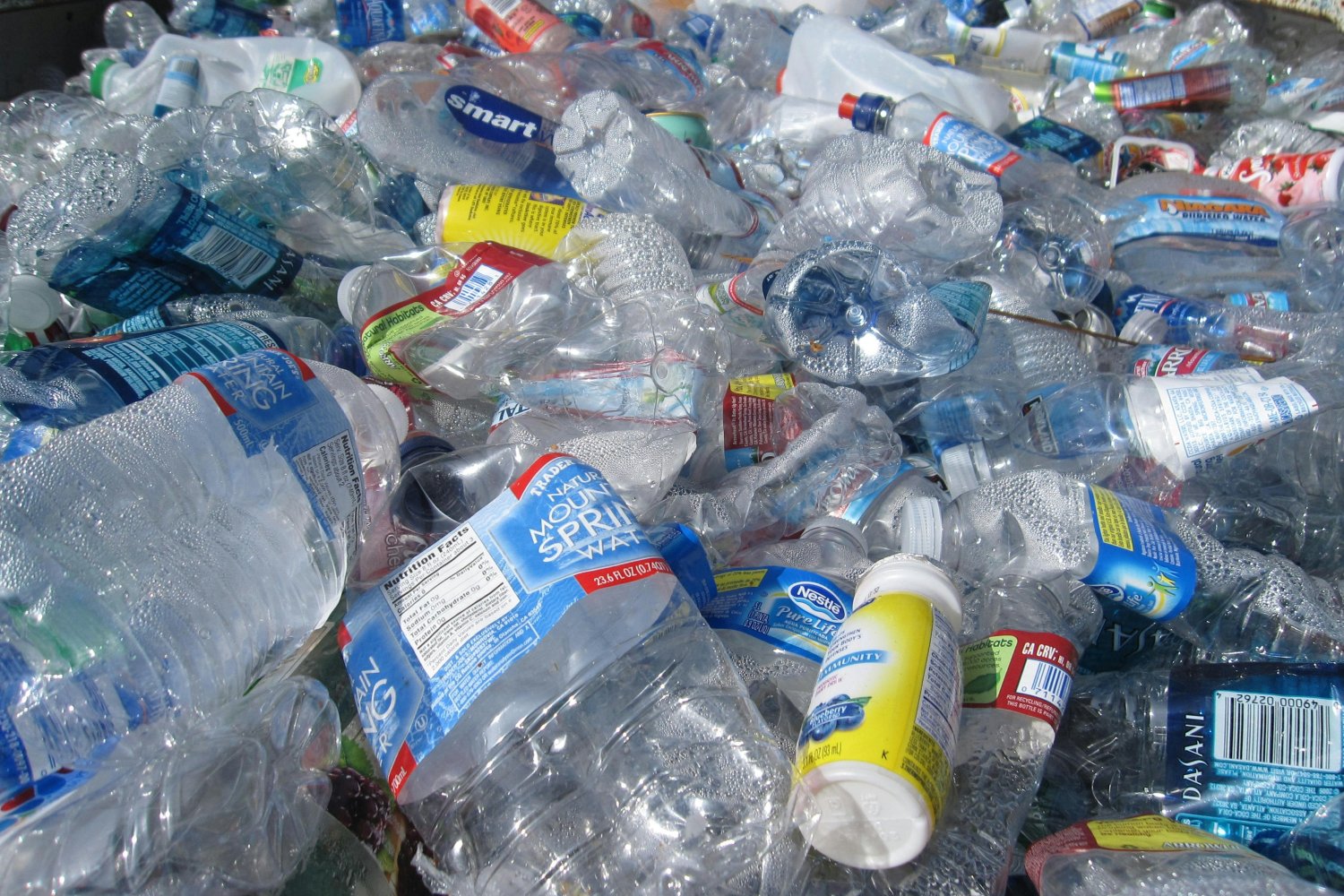 Oto propozycja przeredagowanego tytułu: Trwają rozmowy nad globalnym paktem przeciw plastikowi. "Lobbing przybiera na sile"