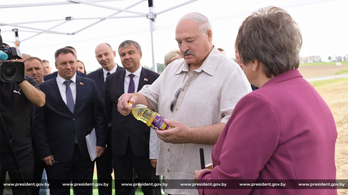 Łukaszenka zaskoczył, pijąc olej na wizji. "To naprawdę smaczne"