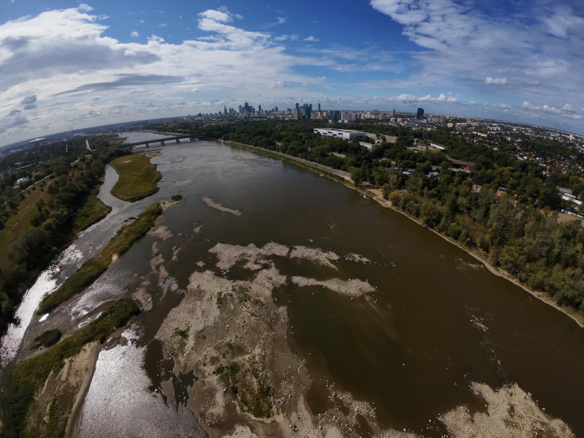 Odsłonięte muliste dno, małże i zaledwie 10 cm na wodowskazie. Warszawa znów notuje rekordowo niski stan wody po raz drugi w roku