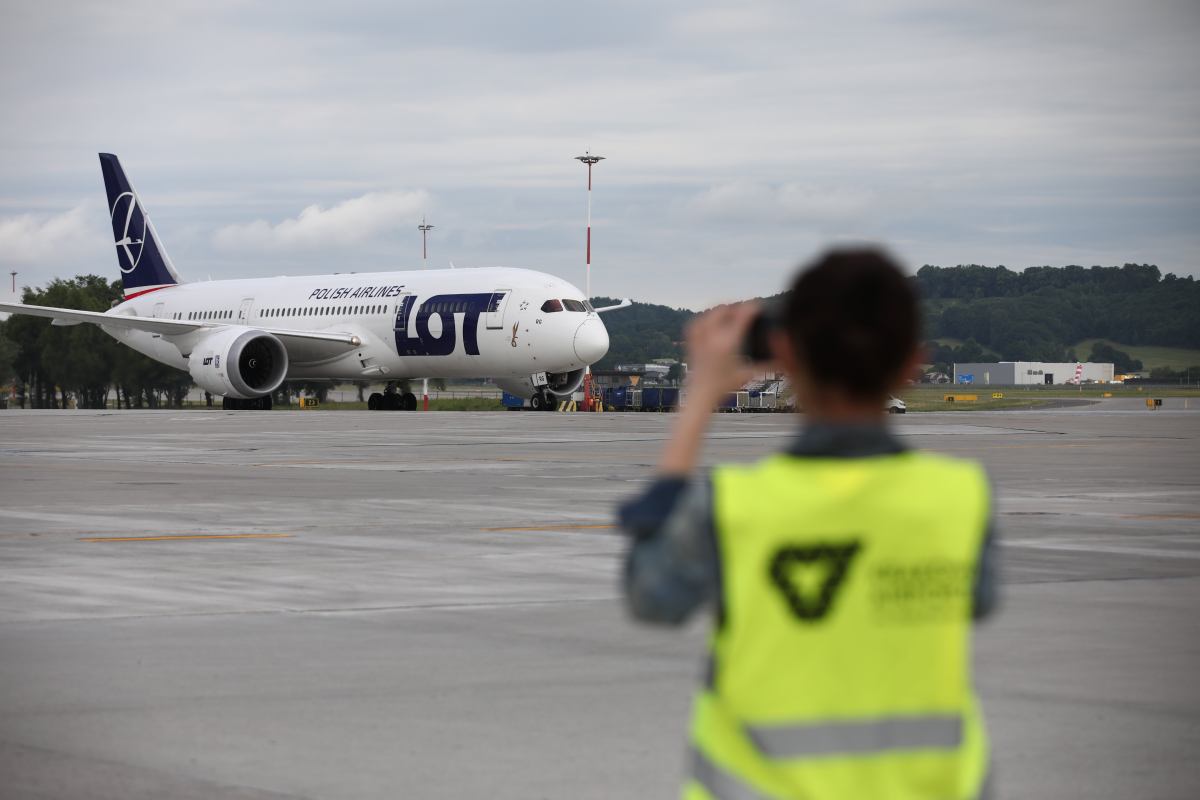 LOT-owski Dreamliner zawrócił z kursu do Chicago na lotnisko Chopina. Ujawniono przyczynę