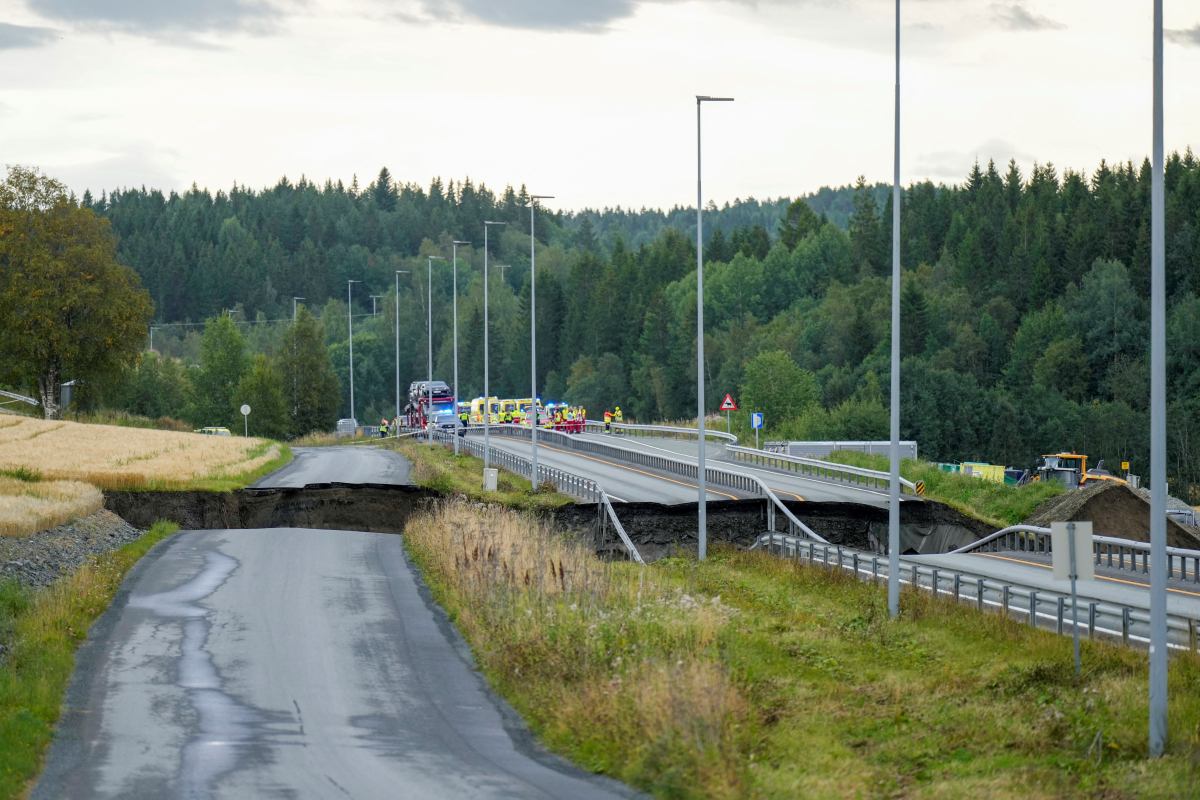 Najważniejsza droga w Norwegii zablokowana przez osuwisko – samochód wpadł do wody