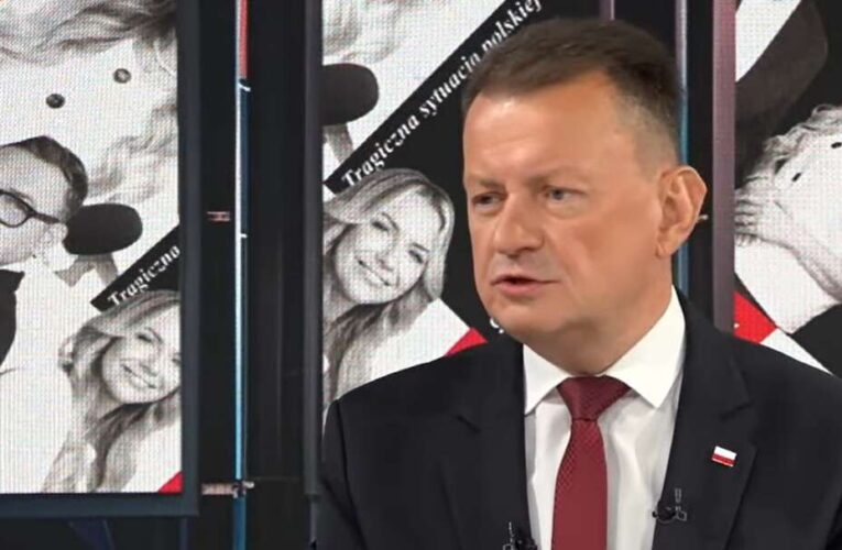 Oto kilka propozycji unikalnych tytułów, oddających sens oryginału:

1. **Tylko dla nas. Błaszczak: To polityka Merkel umocniła Putina**
2. **Wyłącznie w naszym serwisie. Błaszczak: Działania Merkel wzmocniły Putina**
3. **Nasza ekskluzywna rozmowa. Błaszczak: Merkel przyczyniła się do wzrostu siły Putina**
4. **Specjalnie dla nas. Błaszczak obwinia politykę Merkel za wzmocnienie Putina**
5. **Mamy to pierwsi. Błaszczak: To przez Merkel Putin zyskał pozycję**

Wszystkie propozycje zachowują sens oryginału i odróżniają się od niego formą.
