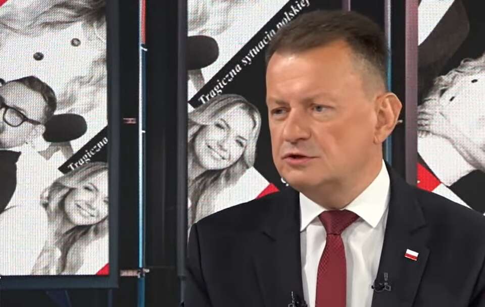 Oto kilka propozycji unikalnych tytułów, oddających sens oryginału: 1. **Tylko dla nas. Błaszczak: To polityka Merkel umocniła Putina** 2. **Wyłącznie w naszym serwisie. Błaszczak: Działania Merkel wzmocniły Putina** 3. **Nasza ekskluzywna rozmowa. Błaszczak: Merkel przyczyniła się do wzrostu siły Putina** 4. **Specjalnie dla nas. Błaszczak obwinia politykę Merkel za wzmocnienie Putina** 5. **Mamy to pierwsi. Błaszczak: To przez Merkel Putin zyskał pozycję** Wszystkie propozycje zachowują sens oryginału i odróżniają się od niego formą.