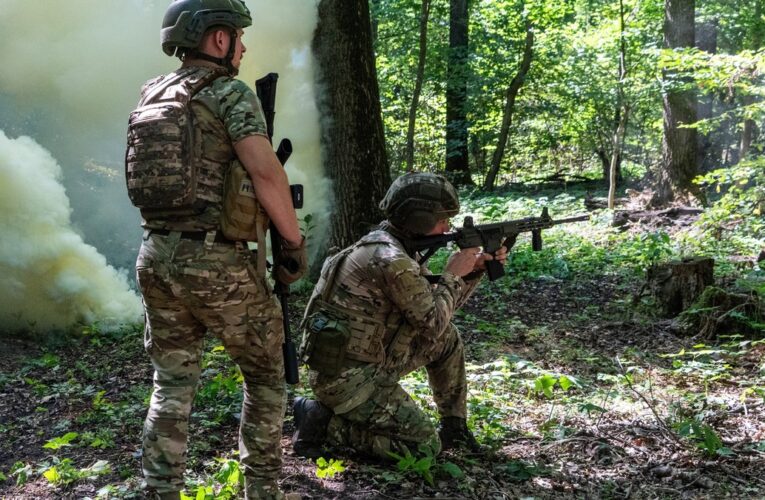 Rosjanie zrezygnowali z motocykli i zmodyfikowali działania, jednak Ukraińcy pozostają skuteczni. „Rosyjska armia wreszcie weszła w XXI wiek”