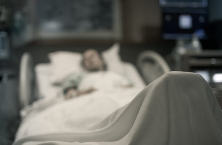 Oto trzy propozycje unikalnych tytułów, zachowujących sens oryginału: 1. Lekarski błąd ujawnił się dwa dni po mastektomii – chora rzeczywistość amerykańskiej służby zdrowia 2. Usunięto jej pierś przez pomyłkę. Dramatyczny przypadek z amerykańskiego systemu ochrony zdrowia 3. Szokująca pomyłka: po operacji piersi lekarz przyznał się do błędu – obraz kryzysu zdrowotnego w USA