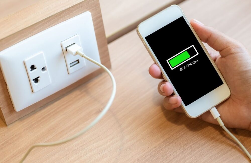 Czy nowy telefon naprawdę musi zostać rozładowany? To przestarzałe przekonanie