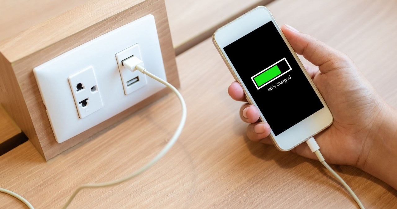 Czy nowy telefon naprawdę musi zostać rozładowany? To przestarzałe przekonanie