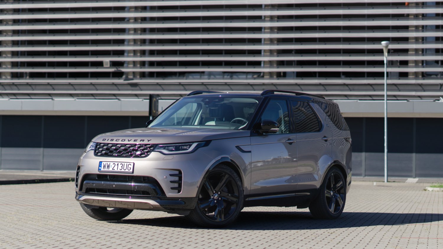 Oto kilka propozycji unikalnego tytułu oddającego sens Twojego oryginału: 1. 7-miejscowy SUV, czyli auto pełne sprzeczności – 5 powodów, dla których mnie zachwycił 2. Dwa oblicza jednego modelu: Za co pokochałem 7-osobowego SUV-a? 3. Co sprawia, że 7-miejscowy SUV budzi sympatię? Poznaj 5 powodów 4. 7-miejscowy SUV i jego podwójna natura – oto pięć jego największych zalet 5. Pięć atutów 7-miejscowego SUV-a – i historia o dwóch wilkach na czterech kołach