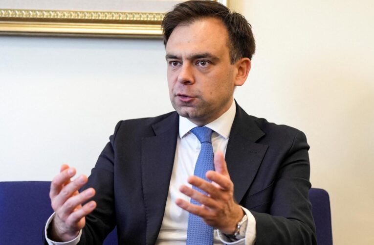 Oto kilka propozycji unikalnych tytułów zachowujących sens oryginału: 1. Nadchodzą zmiany w budżecie na 2025 rok? Minister finansów komentuje 2. Nowelizacja budżetu 2025 na horyzoncie? Stanowisko ministra finansów 3. Czy budżet na 2025 r. zostanie zaktualizowany? Minister finansów wyjaśnia 4. Przed nami korekta budżetu na 2025 rok? Głos ministra finansów 5. Budżet 2025 do zmiany? Minister finansów przedstawia swoje stanowisko