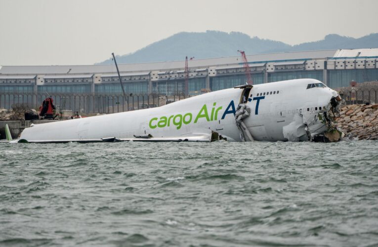 Oto propozycja przeredagowanego tytułu: Samolot zjechał z pasa startowego prosto do morza. Są zabici